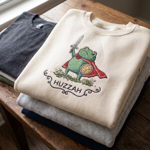 Felpa ricamata Huzzah, maglione divertente da cavaliere e rana, pullover fantasy medievale, abbigliamento cottagecore carino, abbigliamento meme, girocollo estetico