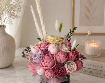 Vela de lujo de cera de soja con arreglo floral, ramo de peonías, rosas y tulipanes hecho a mano, centro de mesa floral, decoración para el hogar, regalo de inauguración de casa