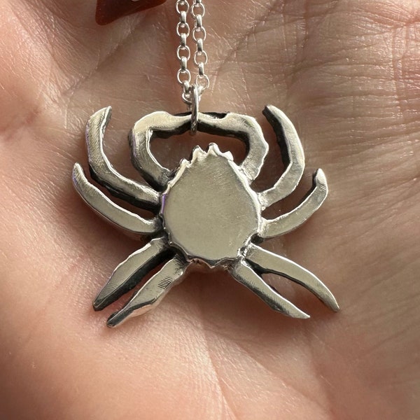 Une belle araignée simple crabe de Cornouailles faite à la main en pendentif en argent fin sur une chaîne en argent sterling....