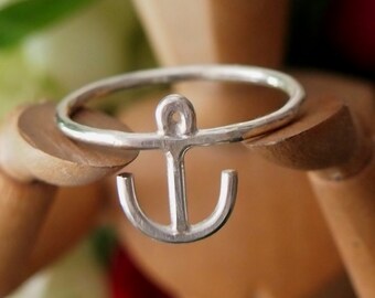 An cute little hand made anchor ring in sterling silver wire....