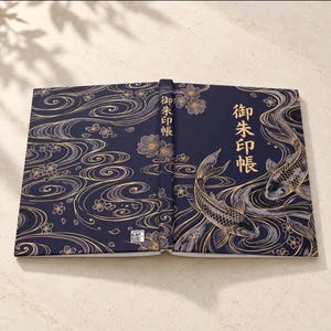 Cuaderno japonés con diseño de peces koi - Tapa dura azul marino y dorado, estilo Goshuincho.