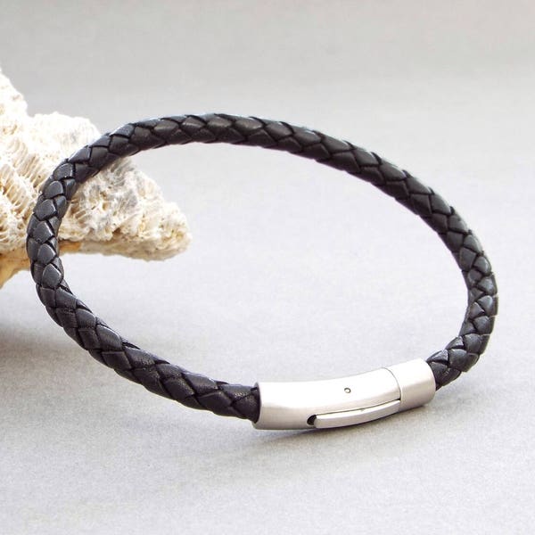 Pulsera de cuero trenzado para hombre, cierre de acero inoxidable, estilo minimalista.