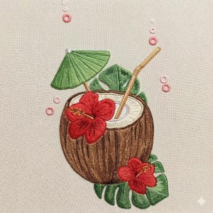 Könnte beinhalten: Gesticktes Bild eines Kokosnuss-Cocktails mit einem grünen Sonnenschirm, einem Strohhalm und roten Hibiskusblüten. Die Kokosnuss ist braun mit weißem Innenraum, grüne Blätter umgeben sie. Rosa Blasen schweben darüber.