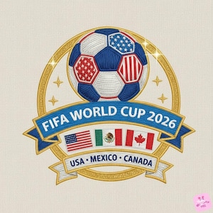 Peut inclure: Écusson brodé représentant un ballon de football avec des panneaux rouges, blancs et bleus, entouré d'un cercle doré scintillant. Le texte "FIFA WORLD CUP 2026" est sur une bannière bleue, avec les drapeaux des États-Unis, du Mexique et du Canada.