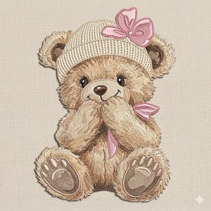 Può includere: Orsacchiotto ricamato con un cappello di maglia color crema con un fiocco rosa e un fiocco rosa abbinato sul collo. L'orso ha un'espressione dolce, con le zampe giunte. L'orso è di colore marrone chiaro.