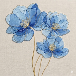 Può includere: Opera d'arte ricamata con tre fiori blu con contorni e centri dorati. I fiori sono su uno sfondo neutro e strutturato. I petali sono dettagliati con diverse tonalità di filo blu.