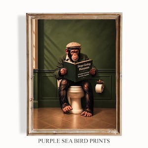 Può includere: Una stampa artistica incorniciata raffigurante uno scimpanzé con berretto e giacca, seduto su un water mentre legge un libro intitolato Stop Going Bananas: A Guide to Getting Your Shit Together, davanti a una parete verde scuro.