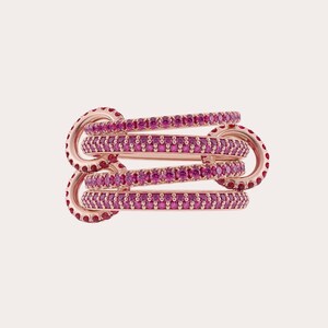 Anillo de eternidad múltiple de cuatro anillos con rubíes y circonitas cúbicas chapado en oro de 14k con pequeño anillo conector entrelazado de rubíes, anillo apilable de rubíes Spinelli Kilcollin para mujer.