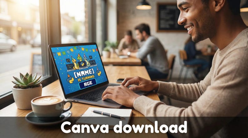K&ouml;nnte beinhalten: Ein Laptop mit einer Geburtstagsgrafik mit Cartoon-Figuren und dem Text "[NAME] IS TURNING AGE". Der Bildschirm ist blau und gelb. Auf dem Tisch stehen eine Tasse Kaffee und eine kleine Pflanze.