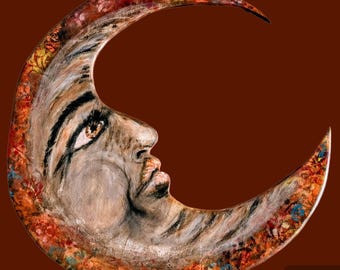 Pode incluir: Uma lua crescente decorativa com um rosto humano, pintada em tons terrosos de castanho, laranja e vermelho. A superfície da lua apresenta pinceladas e padrões detalhados. O olho está aberto e os lábios ligeiramente entreabertos. O fundo é castanho escuro liso.