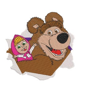 Könnte beinhalten: Gesticktes Design mit einem braunen Bären und einem Mädchen mit rosa Kapuze. Der Bär hat eine große Schnauze und einen offenen Mund. Das Mädchen lächelt mit ausgestreckten Armen. Das Design befindet sich auf weißem Hintergrund.