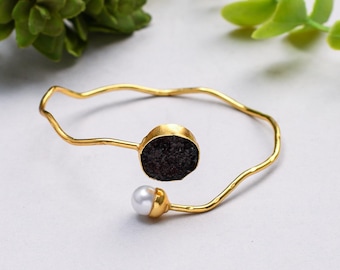 Gold-Plated Bracelet with Pearl & Dark Stone – Handmade Adjustable Indian Jewelry for Elegant Styling