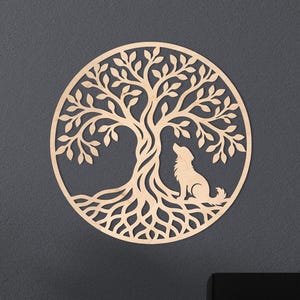 Peut inclure: Une décoration murale en bois circulaire représentant un arbre avec un loup hurlant à sa base. L'œuvre est en bois clair et est fixée sur un mur gris foncé. Le design est adapté à la décoration intérieure, environ 50 cm de diamètre.
