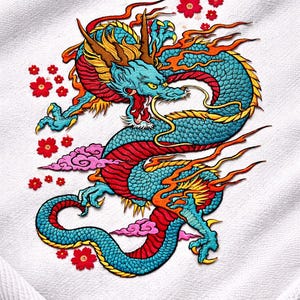 Può includere: Una tazza di ceramica bianca con manico nero e la scritta "But First, Coffee" in grassetto nero. La tazza è posta su uno sfondo sfocato, che suggerisce un'atmosfera accogliente.