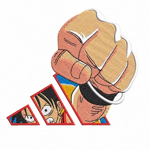 Puede incluir: Parche bordado con un puño cerrado y un diseño estilizado con la cara de un personaje de dibujos animados. El diseño incorpora colores rojo, negro, amarillo y azul, con un fondo blanco.