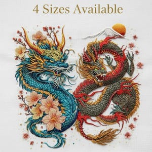 Peut inclure: Broderie représentant deux dragons face à face. L'un est bleu sarcelle et or, l'autre rouge et or. Des fleurs de cerisier et une montagne avec un soleil sont également représentées. Le texte indique "4 tailles disponibles."