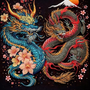 Könnte beinhalten: Detaillierte Illustration von zwei Drachen, die sich auf schwarzem Hintergrund gegenüberstehen. Einer ist blau und gold, der andere grau und rot. Rosa Blumen und eine Sonne mit einem Berg sind im Hintergrund. Die Drachen sind ein Symbol für Glück.