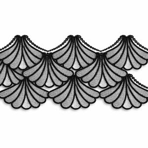 Könnte beinhalten: Schwarze und graue, gestickte Spitzenborte mit einem sich wiederholenden fächerartigen Muster. Die Borte besteht aus zartem, durchsichtigem Stoff und hat einen gewellten Rand. Das Design ist durch eine Kette aus kleinen, schwarzen Perlen verbunden.