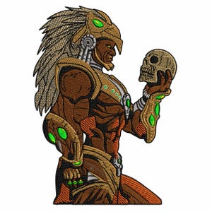Puede incluir: Diseño bordado de una figura musculosa con un tocado, sosteniendo una calavera. La figura es marrón con armadura dorada y plateada, y detalles verdes. El tocado tiene un diseño de pájaro con plumas. La calavera es de color canela.