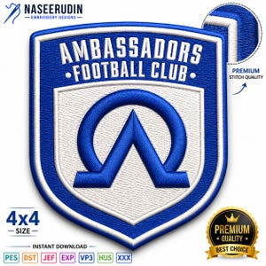 Puede incluir: Un parche bordado en forma de escudo con el texto AMBASSADORS FOOTBALL CLUB en blanco sobre un fondo azul. El centro muestra un emblema circular azul con una forma triangular en su interior. El parche tiene un borde blanco y costuras azules.