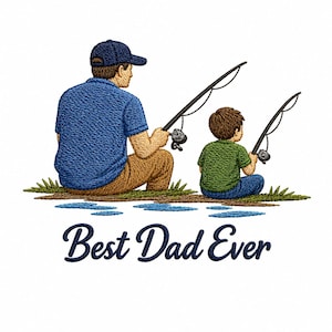 Puede incluir: Un diseño bordado que muestra a una persona con camisa azul y gorra sentada junto a un niño con camisa verde, ambos sosteniendo cañas de pescar. Debajo, el texto Best Dad Ever está bordado en letra cursiva azul oscuro sobre fondo blanco.