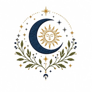 Puede incluir: Un diseño de bordado que presenta una luna creciente azul oscuro que acuna un sol dorado con un rostro sereno. El motivo central está rodeado por ramas verdes con hojas, pequeñas bayas azul oscuro y varias estrellas doradas y azul oscuro en círculo.