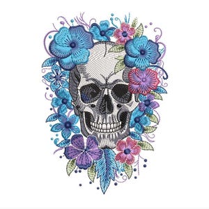 Könnte beinhalten: Gesticktes Schädeldesign mit einem Blumenkranz. Der Schädel ist grau mit detaillierten Schattierungen, umgeben von blauen, lila und rosa Blumen mit grünen Blättern. Das Design befindet sich auf weißem Hintergrund.