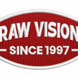 Op de afbeelding: Geborduurde patch met een rode achtergrond en witte tekst. De tekst luidt "RAW VISION" boven "SINCE 1997". De patch heeft een witte rand en een getextureerd uiterlijk.