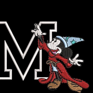 Puede incluir: Diseño bordado de Mickey Mouse con túnica roja y sombrero de mago, con una "M" blanca sobre fondo negro. El diseño presenta costuras detalladas y colores vibrantes, ideal para ropa o manualidades.