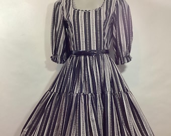 Vintage Western Square Dance Dress, Big Full Skirt, Puffed Sleeves, 28" waist