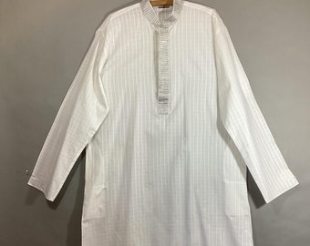 Túnica india para hombre, camisa de festival, cuello mandarín plateado, placa de botones oculta, etiqueta MANYAVAR, blanca, diseño de cuadrados blancos, muy buena calidad.