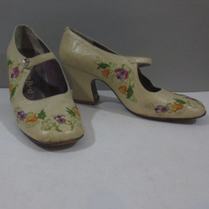 SALE***Vintage 1960's, JERRY EDOUARD Shoes, Nordstroms Best, Made in Greece, All Leather, Floral Embroidery on Beige, Medium Wear, 6.5 B