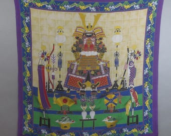 Bufanda japonesa vintage, crepé de rayón, muy buen estado, bordes con orillo y costuras. Ideal para usar como bufanda o para colgar en la pared. 71 x 71 cm.