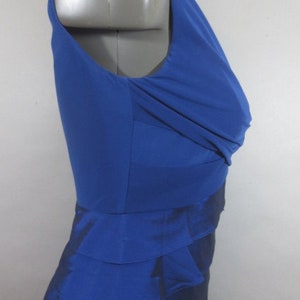 K&ouml;nnte beinhalten: Ein &auml;rmelloses, k&ouml;nigsblaues Kleid mit einem gerafften Oberteil und einem Stufenrock.