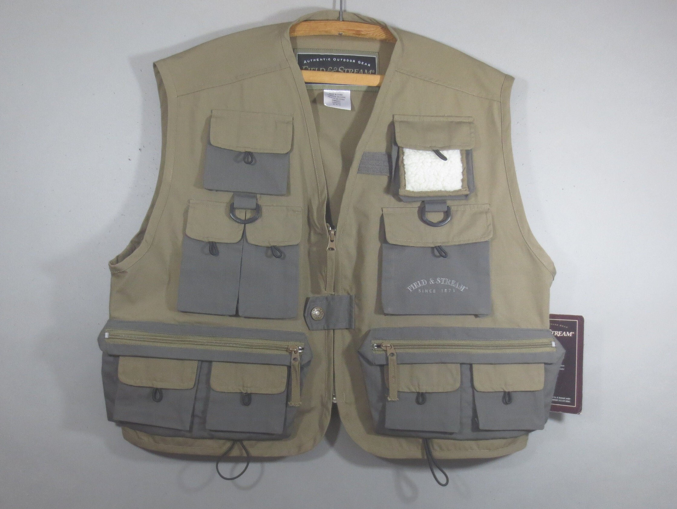 FIELD and STREAM Fishing Vest, Zipper Front, Zipper Pockets, Velcro Close  Pockets, Back Zipper Pocket, New Condition, Tag Still Attached 