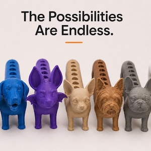 Pode incluir: Sete pequenas figuras em forma de cão em preto, azul, roxo, bege, castanho, cinzento e branco, cada uma com uma ranhura nas costas para segurar objetos. Acima das figuras, o texto diz: The Possibilities Are Endless. Estão dispostas em fila.