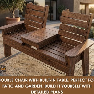 Op de afbeelding: Een donkerbruine houten dubbele stoel met een ingebouwde tafel, ideaal voor een terras of tuin. De stoel heeft armleuningen en een lattenrug. De afbeelding bevat tekst die zegt: "DOUBLE CHAIR WITH BUILT-IN TABLE. BUILD IT YOURSELF WITH DETAILED PLANS."