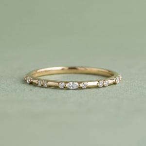 Vigselring med spridda labodrottade diamanter, stapelring med markis och rund diamant som present, matchande ring i 14 karat guld, födelsedagspresent till henne
