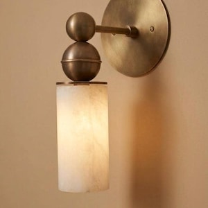 Handgjord cylinderformad vägglampa i alabaster | Minimalistisk vägglampa i mässing för sminkbord (anslutning/fast kabel)