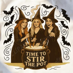 Puede incluir: Una camiseta blanca con tres brujas removiendo un caldero. Las brujas visten vestidos negros y sombreros puntiagudos. El caldero tiene el texto "TIME TO STIR THE POT". Murciélagos negros y espirales decoran el fondo.