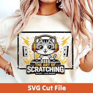 Peut inclure: Sweat-shirt crème avec un chat DJ de dessin animé portant un casque et manipulant des platines. Le motif comprend le texte "THE ART OF SCRATCHING" et "DJ CAT * LIVE MUSIC". Des éclairs jaunes et des haut-parleurs complètent le graphisme.