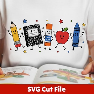 Puede incluir: Una camiseta blanca con un gráfico colorido de cinco útiles escolares antropomórficos: un lápiz amarillo, un cuaderno de composición en blanco y negro, una barra de pegamento naranja con la etiqueta GLUE STICK, una manzana roja y un crayón azul.