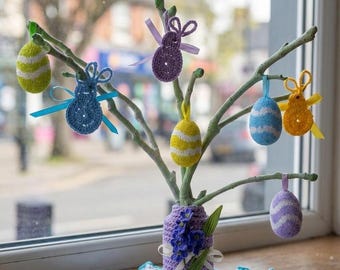 Árvore decorativa de Páscoa feita de galhos com detalhes em crochê.