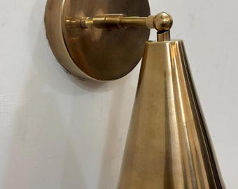 Aplique de pared de latón crudo con 1 luz / Lámpara de pared / Aplique de pared italiano de latón crudo de estilo moderno de mediados de siglo / Aplique de pared cónico