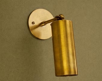 Aplique de pared de latón crudo: Lámpara cilíndrica ajustable de mediados de siglo