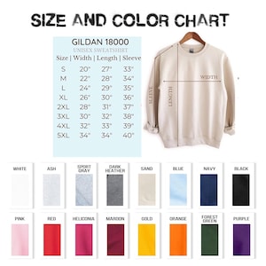 Puede incluir: Una tabla de tallas y colores para la sudadera unisex Gildan 18000. La tabla muestra las medidas de ancho, largo y manga en pulgadas para las tallas S a 5XL. Se muestra una sudadera beige con l&iacute;neas que indican los puntos de medici&oacute;n.