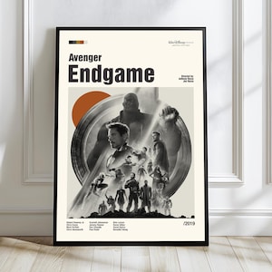 Może przedstawiać: Oprawiony plakat do filmu "Avengers: Endgame" z szarym zdjęciem obsady. Tytuł jest pogrubioną czarną czcionką, z rokiem 2019 na dole. Plakat ma kremowe tło i czarną ramę.