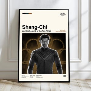 以下が含まれることがあります： 映画「シャン・チー・アンド・ザ・レジェンド・オブ・ザ・テン・リングス」のフレーム入りポスター。ポスターには、主人公の白黒画像が使用されています。タイトルとクレジットは、クリーム色の背景に黒いテキストで表示されています。