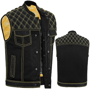 Puede incluir: Chaleco de moto negro con costuras amarillas y detalles acolchados en los hombros. Cuenta con una parte delantera de malla, dos bolsillos en el pecho y un forro amarillo con estampado de cachemira. Cremallera y corchetes.