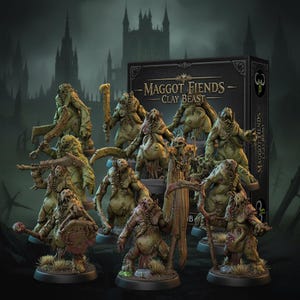 Könnte beinhalten: Eine Sammlung detaillierter, grün-brauner Tonfiguren von Bestien, einige mit Waffen, mit einer Box mit der Aufschrift "Maggot Fiends - Clay Beast" vor einem dunklen, gotischen Hintergrund.